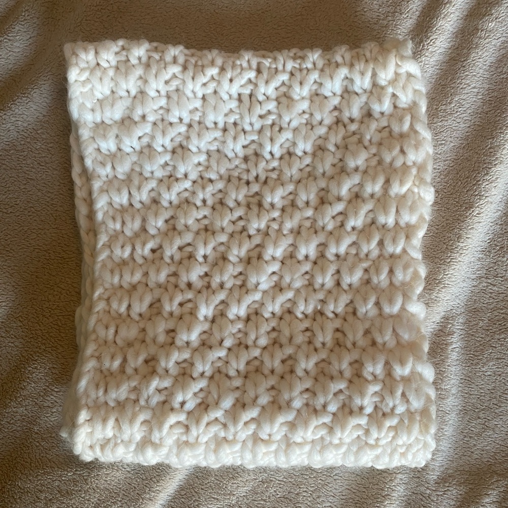 Chunky knit infinity scarf EUC